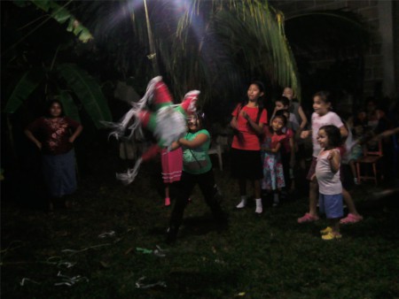 Los niños rompiendo piñata en Felipe Carrillo Puerto