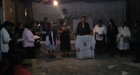 Las hermanas de Naranjal cantando